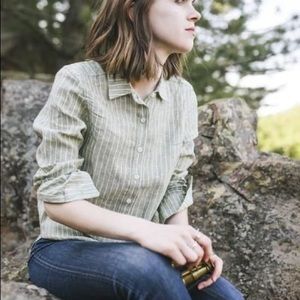 Tradlands linen ‘the Martha’ green button down xs